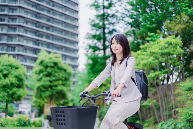 お弁当が入る女性向け通勤リュックをつかっている女性のイメージ写真